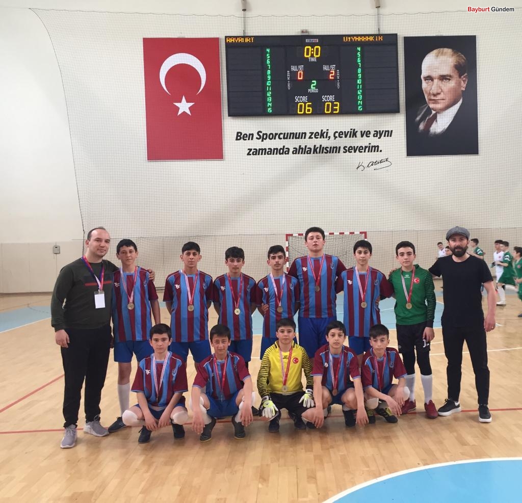 Bayburt Maden Ortaokulu Futsal takımı,Türkiye finallerine katılmaya hak kazandı