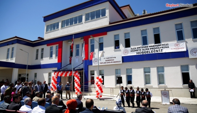 Demirözü’nde entegre hastane törenle hizmete açıldı.